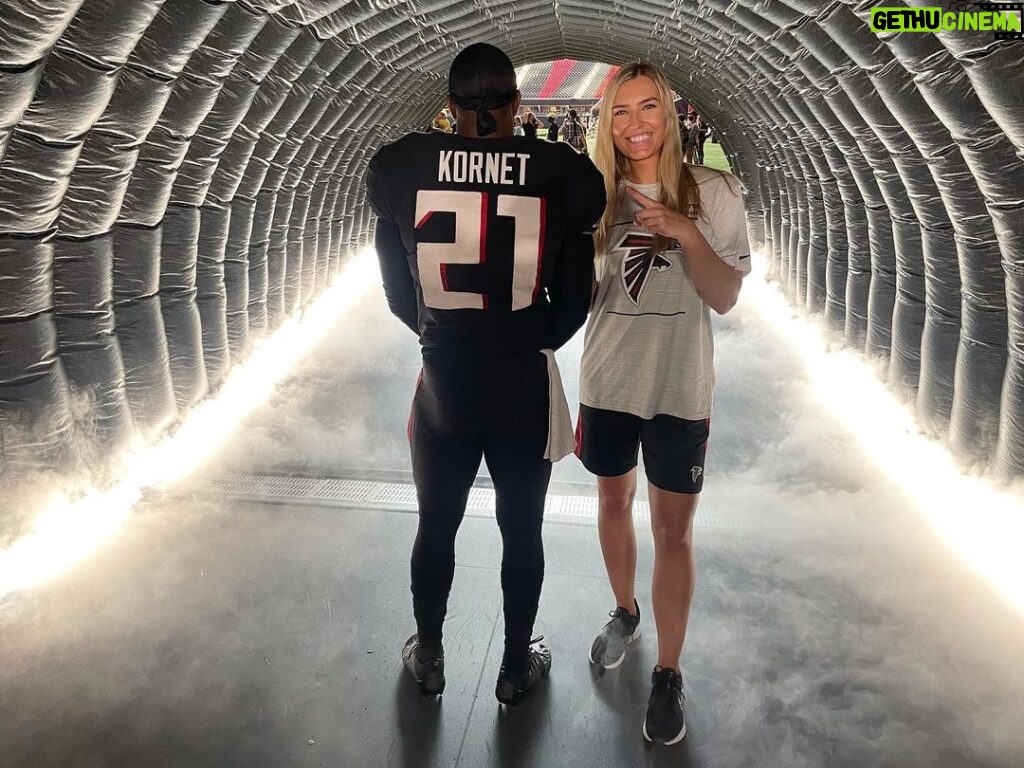 Nicole Kornet Instagram - Coaches always play favorites. #21’s mine. Had a blast helping coordinate @nickelodeon’s Fantasy Football out on @paramountplus today! Mercedes-Benz Stadium