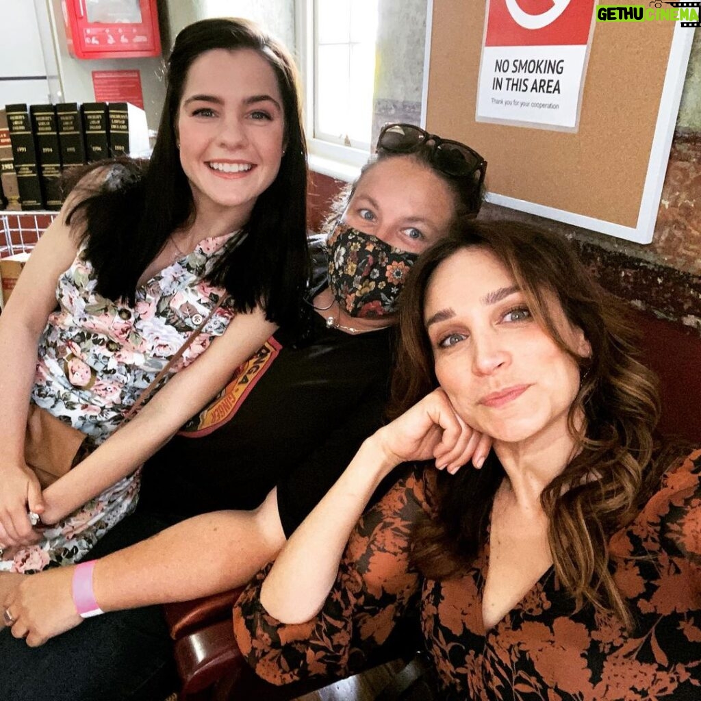 Nicole da Silva Instagram - There are so many talented people that work tirelessly behind the scenes on @9doctordoctor, and I definitely don’t have enough pics of them all. Nonetheless, they’re all family. So from ours to yours, enjoy tonight’s episode of #9DoctorDoctor ❤️ 830pm @channel9 @pettivass @chloebayliss5 💖 #MakeItAustralian #TheHeartGuy #FamBam