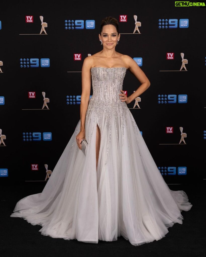 Nicole da Silva Instagram - After a few years of lockdown, it was so great to get glam | My biggest thank you to @leahdagloria who knows how to frock like no other. Thanks for making me feel like an absolute Queen for the @tvweekmag Logies, you are a master. And thanks to @cerronejewellers for the incredible jewels 🤩 And the talented @gretaleaskmakeup @nikki_anderson_makeupandhair @style_by_rhi who brought it all together 🙏🏼 👸 😘