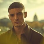 Niels Schneider Instagram – Ce soir sur Canal+, vous pourrez enfin découvrir Niels Schneider dans « l’un des rôles les plus importants de [sa] vie ».

Dans la série « D’argent et de sang », il livre une interprétation lumineuse d’un personnage inspiré d’Arnaud Mimran, l’un des instigateurs de la fraude à la taxe carbone.

Ce rôle, il l’a hérité de Gaspard Ulliel. L’acteur avait commencé à interpréter l’escroc avant l’accident qui lui a coûté la vie. Niels Schneider raconte ce tournage inoubliable où planaient tant de fantômes. Lien dans la bio.

📸 : @arnolamphoto 
✍️ : @hugowintre 

@canalplus #nielsschneider #gaspardulliel #arnaudmimran