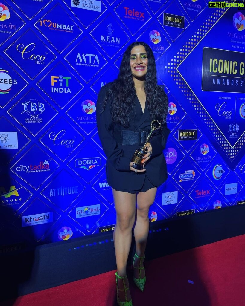 Nikhita Gandhi Instagram - Thank you @iconicgoldaward for honouring me with Best Playback Singer (Female) for the song ‘Tere Pyaar Mein’ from Tu Jhoothi Main Makkaar 🏆🫶🏻 Always grateful to @ipritamofficial and his entire team for such an incredible journey! The magic is forever real collaborating with @ipritamofficial @arijitsingh @amitabhbhattacharyaofficial ♥️♥️♥️♥️ #terepyaarmein #nikhitagandhi #iconicgoldawards #tujhoothimainmakkaar #luvranjan #pritam #arijitsingh #amitabhbhattacharya Taj Lands End, Mumbai