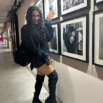 Nikhita Gandhi Instagram - Fun day with my friends at @sonymusicindia chatting about our new song #JiyaJaise ! Go hear it if you haven’t already! ♥️🫶🏻 Also found my pic on the wall from my version of #raataanlambiyan 🫠☀️🫶🏻🌹