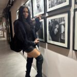 Nikhita Gandhi Instagram - Fun day with my friends at @sonymusicindia chatting about our new song #JiyaJaise ! Go hear it if you haven’t already! ♥️🫶🏻 Also found my pic on the wall from my version of #raataanlambiyan 🫠☀️🫶🏻🌹