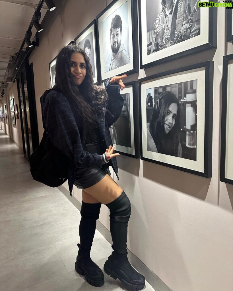 Nikhita Gandhi Instagram - Fun day with my friends at @sonymusicindia chatting about our new song #JiyaJaise ! Go hear it if you haven’t already! ♥🫶🏻 Also found my pic on the wall from my version of #raataanlambiyan 🫠☀🫶🏻🌹