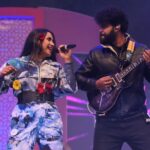 Nikhita Gandhi Instagram - Khurai was a seranade of flowers 🌹 and love ❤️! Thank you for a memorable night! #NikhitaGandhiLive #NIKIVERSE #DohelaMahotsav #khurai