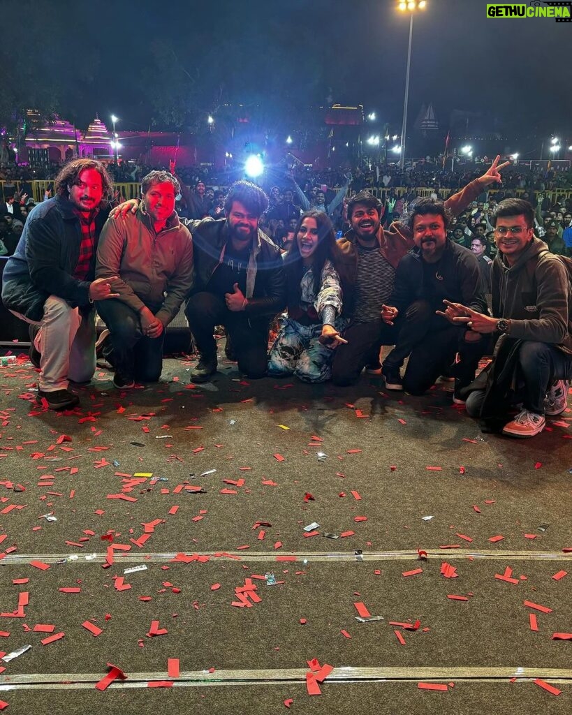 Nikhita Gandhi Instagram - Khurai was a seranade of flowers 🌹 and love ❤! Thank you for a memorable night! #NikhitaGandhiLive #NIKIVERSE #DohelaMahotsav #khurai