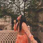Nikhita Gandhi Instagram - Happy Lohri 🔥🧡 #jiyajaise #outnow #happylohri #happyweekend ITC Grand Bharat, Gurugram