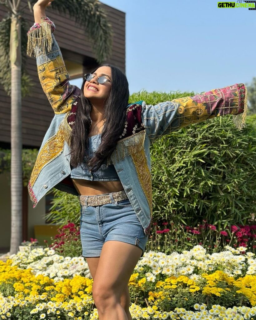 Nikhita Gandhi Instagram - Favourite looks from December 🫠 Pic 5- Outfit- @adk_avishidayalkalra Stylist- @sharanya_chandna Assistant- @nupshah23