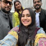 Nikhita Gandhi Instagram – I like it when there are people in my selfies 🍾

#decembervibes