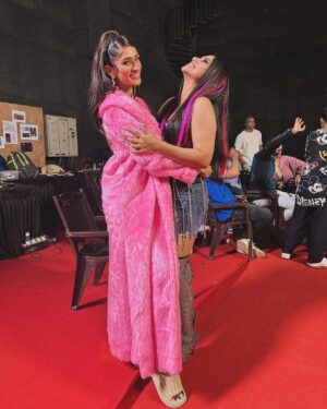 Nikhita Gandhi Instagram - High Hukku Gang! 

#king #highhukku #bts #shooting📷 #musicvideo #behindthescenes #newlife #gang 

Stylist: @sharanya_chandna
Assistants: @nupshah23
@styleby_kbirari
@fanaanofficial