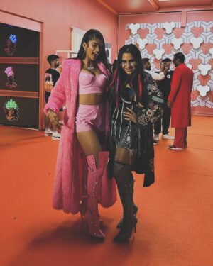Nikhita Gandhi Instagram - High Hukku Gang! 

#king #highhukku #bts #shooting📷 #musicvideo #behindthescenes #newlife #gang 

Stylist: @sharanya_chandna
Assistants: @nupshah23
@styleby_kbirari
@fanaanofficial