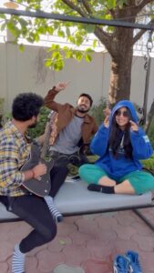 Nikhita Gandhi Instagram - Kuwari Main Toh Sohniye Tu Bhi Toh Hai Kuwara 🤸‍♀️ #najaa #acoustic #bandarrangement #nikhitagandhi #pavdharia #sooryavanshi #akshaykumar #katrinakaif #nikig #strippeddown #feels #vibe