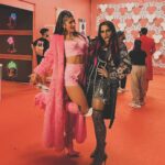Nikhita Gandhi Instagram – High Hukku Gang! 

#king #highhukku #bts #shooting📷 #musicvideo #behindthescenes #newlife #gang 

Stylist: @sharanya_chandna
Assistants: @nupshah23
@styleby_kbirari
@fanaanofficial