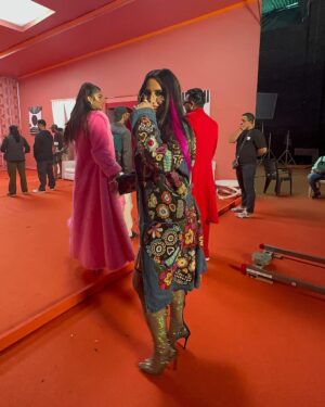 Nikhita Gandhi Instagram - High Hukku Gang! 

#king #highhukku #bts #shooting📷 #musicvideo #behindthescenes #newlife #gang 

Stylist: @sharanya_chandna
Assistants: @nupshah23
@styleby_kbirari
@fanaanofficial