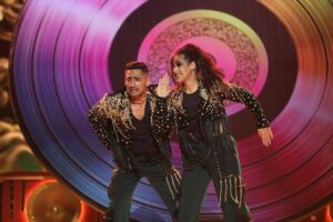 Nikhita Gandhi Instagram - Watch us tonight as we hit the #jhalakdikhlajaa stage with our #wildcardentry 💪🏻🫶🏻

@sonytvofficial @sonylivindia

@harshalds @komalsoni_ @shilpa.suraj.chhabra @rashmishastri @facetantrums @subhranilpaul1111 @navyaagarwal