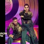 Nikhita Gandhi Instagram – Jhalak ke manch par wildcards Glenn aur Nikhita ka zabardast introduction! 🤩

Dekhiye #JhalakDikhhlaJaa, kal raat 9:30 baje sirf #SonyEntertainmentTelevision par. 

@malaikaaroraofficial @farahkhankunder @arshad_warsi  @rithvikk_dhanjani @gauaharkhan @rjglennlive @nikhitagandhiofficial @vaishnavi_official_ @shivanipatel_official 

#JhalakDikhhlaJaaOnSonyTV