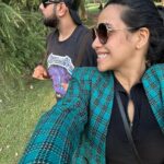 Nikhita Gandhi Instagram – I like it when there are people in my selfies 🍾

#decembervibes