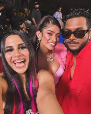 Nikhita Gandhi Instagram - High Hukku Gang! 

#king #highhukku #bts #shooting📷 #musicvideo #behindthescenes #newlife #gang 

Stylist: @sharanya_chandna
Assistants: @nupshah23
@styleby_kbirari
@fanaanofficial