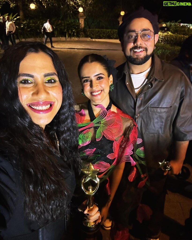 Nikhita Gandhi Instagram - Thank you @iconicgoldaward for honouring me with Best Playback Singer (Female) for the song ‘Tere Pyaar Mein’ from Tu Jhoothi Main Makkaar 🏆🫶🏻 Always grateful to @ipritamofficial and his entire team for such an incredible journey! The magic is forever real collaborating with @ipritamofficial @arijitsingh @amitabhbhattacharyaofficial ♥♥♥♥ #terepyaarmein #nikhitagandhi #iconicgoldawards #tujhoothimainmakkaar #luvranjan #pritam #arijitsingh #amitabhbhattacharya Taj Lands End, Mumbai