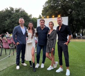 Niki Iliev Instagram - Събота, 15ти. ТВ премиера на @the_reunion_movie 2 от 20ч по @official.btv 📺 Светъл празник🙏