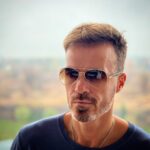 Niki Iliev Instagram - Още 10 клишета, които да помним: 1. Фокусирай се върху това, което можеш да контролираш. 2. Ти избираш как да реагираш на това, което ти се случва. 3. Обичай това, което ти се случва. 4. Помни, че живееш веднъж. 5. Цени времето си повече от пари. 6. Ти си резултат от навиците си. 7. Не е нужно да имаш мнение за всичко. 8. Ставай рано. 9. Казвай на хората, че ги цениш. 10. Поставяй под въпрос предразсъдъците си спрямо другите. Това е.