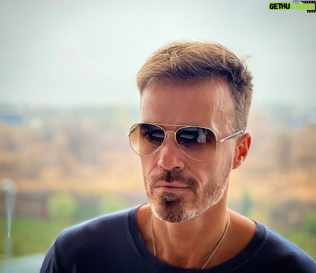 Niki Iliev Instagram - Още 10 клишета, които да помним: 1. Фокусирай се върху това, което можеш да контролираш. 2. Ти избираш как да реагираш на това, което ти се случва. 3. Обичай това, което ти се случва. 4. Помни, че живееш веднъж. 5. Цени времето си повече от пари. 6. Ти си резултат от навиците си. 7. Не е нужно да имаш мнение за всичко. 8. Ставай рано. 9. Казвай на хората, че ги цениш. 10. Поставяй под въпрос предразсъдъците си спрямо другите. Това е.