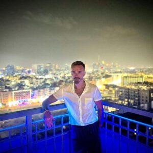 Niki Iliev Instagram - Dubai, it’s a wrap🎬 Благодаря на актьорите, екипа и всички, които помогнаха, както и на вас за подркрепата🙏 Останалата част от @without_wings_movie в Плевен, София и на морето, това лято🤘