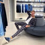 Niki Iliev Instagram - Предполагам, че сте видяли снимките на Сашо Кадиев, Орлин Павлов и Георги Блажев(нарочно не ги тагвам, щото знам, че не гледат какво качвам и така няма да се обидят) от магазина на @bigottibulgaria и знам какво сте си казали: На Ники тия дрехи ще му стоят доста по-добре!!! И аз така си помислих. Всъщност може би само без @orlinpavlov(сетих се, че ми лайква доста неща😉). Та реших да проверя и се оказах прав🕺 Но това е така не за друго, а защото тримата нямат моя моделски опит(от преди повече от 20г🤦‍♂️) и не знаят как да извадят поглед Magnum или Blue Steel(поздравявам всички, които знаят за какво говоря🤨). Магазина вече отвори и е в Сердика Център. #bigottibulgaria
