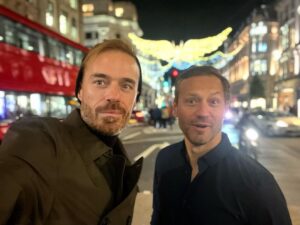 Niki Iliev Instagram - Лондон, благодарим за хубавата енергия и многото смях на прожекцията вчера! Това беше края на турнето на @the_reunion_movie за тази година…мисля. Беше страхотно🙏🎬 Ние отиваме на “Клетниците”…местният вариант😉🤘