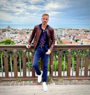 Niki Iliev Instagram - Отново Италия! За всички в Пескара, днес, събота представям @botev_film в Кино Масимо от 16ч. А в неделя, 6ти, ще го излъчим във Флоренция от 18 ч. в залата на новооткритото българско училище с адрес FIRENZE, Via Madonna di Pagano, 2C. Заповядайте🎬