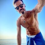 Niki Iliev Instagram – 10 неща, които ми се иска да знаех преди 10 години:
1. Ако имаш нещо, което те ядосва се запитай дали ще ти пука за това след месец.
2. Пътувай колкото можеш повече и си вземай нещо за спомен от там 
3. Спри да съжаляваш за неща, които си направил в миналото. Няма да го промениш. Поеми отговорност и продължи напред.
4. Разбери по кое време на деня си най-продуктивен и си отделяй поне по час всеки ден за най-важния ти проект
5. Храни се докато си 80% сит
6. Говори за другите както говориш за себе си.
7. Ако не можеш да кажеш нещо на някого директно в очите му, не го казвай в социалните мрежи.
8. Спри да пропускаш деня за крака във фитнеса :)
9. Когато се запознаеш с някого стисни ръката му, погледни го в очите и повтори името му. Не чувай само своето.
10. Не се страхувай да започнеш нещо ново, защото ще изглеждаш като глупак в началото.