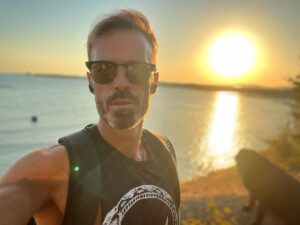 Niki Iliev Instagram - От два дни не снимам и честно казано не съм по почивките, та ми беше малко криво…докато Анджи не се спря тук и нещо тоя залез не успях да го подмина. #amorfati