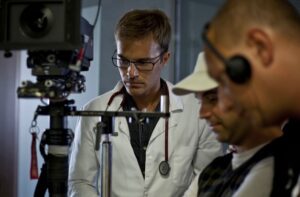 Niki Iliev Instagram - Честит ден на българското кино🎬 За мен всичко започна през 2012та с “Чужденецът”! Благодаря за подкрепата от тогава до сега🙏