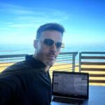 Niki Iliev Instagram - Напоследък казвам, че човек не трябва да чака вдъхновение, а да го предизвиква, като пише или прави малки крачки по създаването на нещо всеки ден, но…морето определено помага! Може би е малко късно, но…желая ви много вдъхновени моменти тази година! @without_wings_movie ще има скоро трейлър и ще обявим премиерна дата! Има и още два проекта, които се пекат/пишат в момента! Понякога е тъпо да казваш нещата предварително, но от друга страна, като го направиш в нета, след това някак си длъжен да ги изпълниш🫤