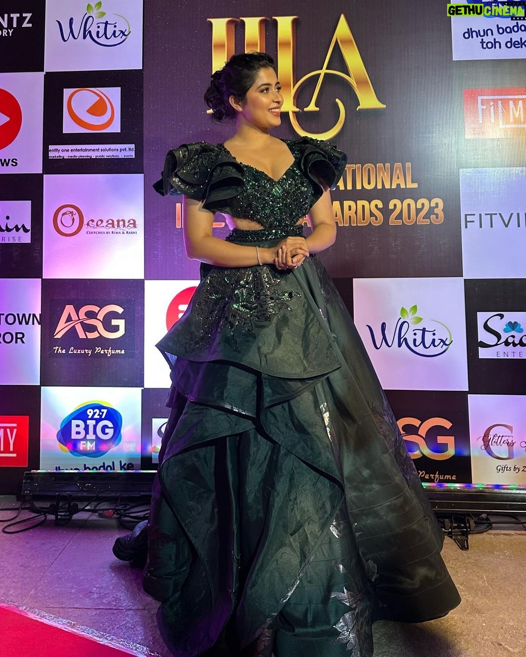 Nikita Sharma Instagram - A special night indeed. ♥️ Won the award for “Inspirational Icon of the Year” 2023 🏆✨ This moment was made so much more special by having my parents with me to celebrate it! 🥰 A huge thank you to you all for always believing in me. 🙏🏻 Gown by @amadicoutureofficial Makeup & Hair by @makeupbyemmarai #grateful #humbled #thankful #blessed Mumbai, Maharashtra