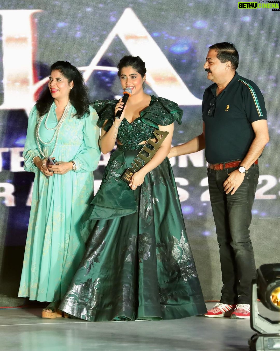 Nikita Sharma Instagram - A special night indeed. ♥️ Won the award for “Inspirational Icon of the Year” 2023 🏆✨ This moment was made so much more special by having my parents with me to celebrate it! 🥰 A huge thank you to you all for always believing in me. 🙏🏻 Gown by @amadicoutureofficial Makeup & Hair by @makeupbyemmarai #grateful #humbled #thankful #blessed Mumbai, Maharashtra