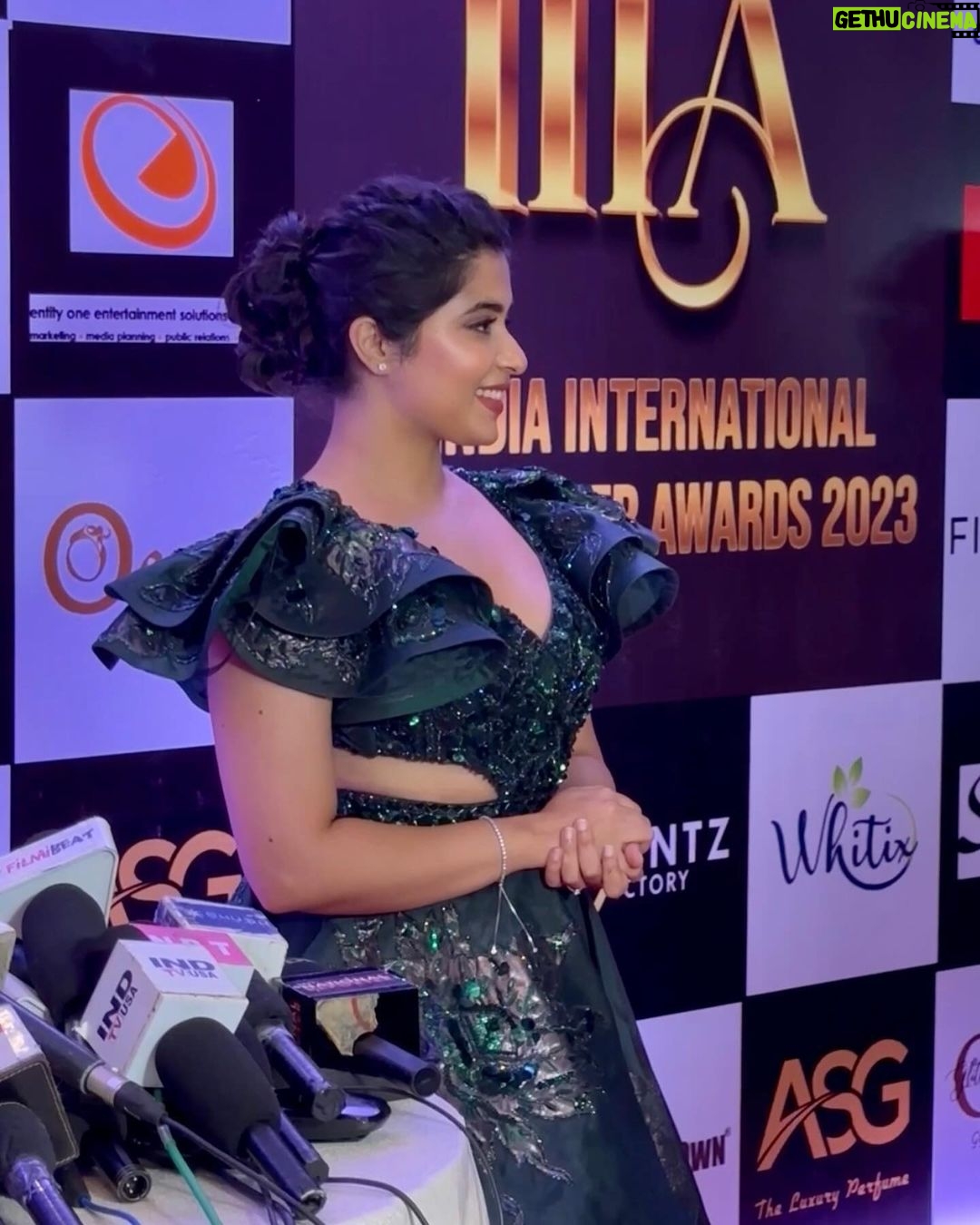 Nikita Sharma Instagram - A special night indeed. ♥️ Won the award for “Inspirational Icon of the Year” 2023 🏆✨ This moment was made so much more special by having my parents with me to celebrate it! 🥰 A huge thank you to you all for always believing in me. 🙏🏻 Gown by @amadicoutureofficial Makeup & Hair by @makeupbyemmarai #grateful #humbled #thankful #blessed Mumbai, Maharashtra