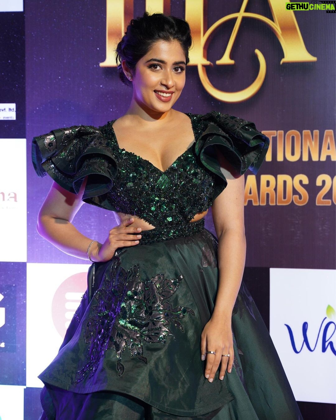 Nikita Sharma Instagram - A special night indeed. ♥️ Won the award for “Inspirational Icon of the Year” 2023 🏆✨ This moment was made so much more special by having my parents with me to celebrate it! 🥰 A huge thank you to you all for always believing in me. 🙏🏻 Gown by @amadicoutureofficial Makeup & Hair by @makeupbyemmarai #grateful #humbled #thankful #blessed Mumbai, Maharashtra
