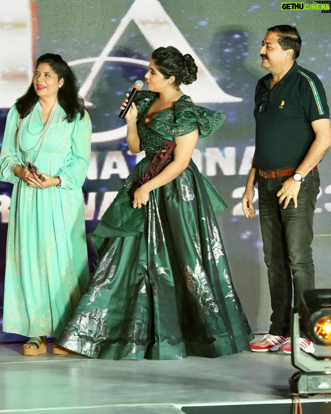 Nikita Sharma Instagram - A special night indeed. ♥️ Won the award for “Inspirational Icon of the Year” 2023 🏆✨ This moment was made so much more special by having my parents with me to celebrate it! 🥰 A huge thank you to you all for always believing in me. 🙏🏻 Gown by @amadicoutureofficial Makeup & Hair by @makeupbyemmarai #grateful #humbled #thankful #blessed Mumbai, Maharashtra