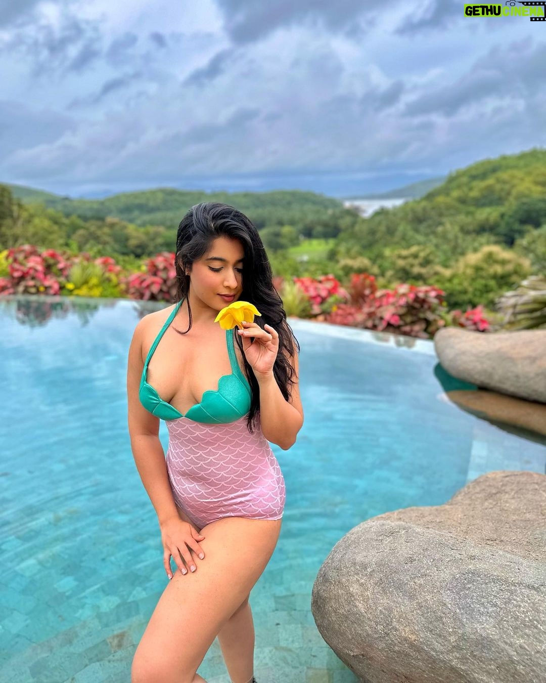 Nikita Sharma Instagram - Will the real Nikita please stand up? 🙋🏻♀️ Which one is your favourite? 👀 I have more versions but Instagram allows only 10 photos in a carousel. 🙃