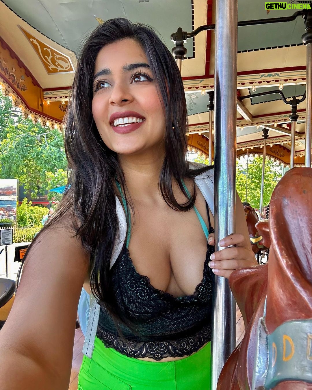 Nikita Sharma Instagram - Will the real Nikita please stand up? 🙋🏻♀️ Which one is your favourite? 👀 I have more versions but Instagram allows only 10 photos in a carousel. 🙃