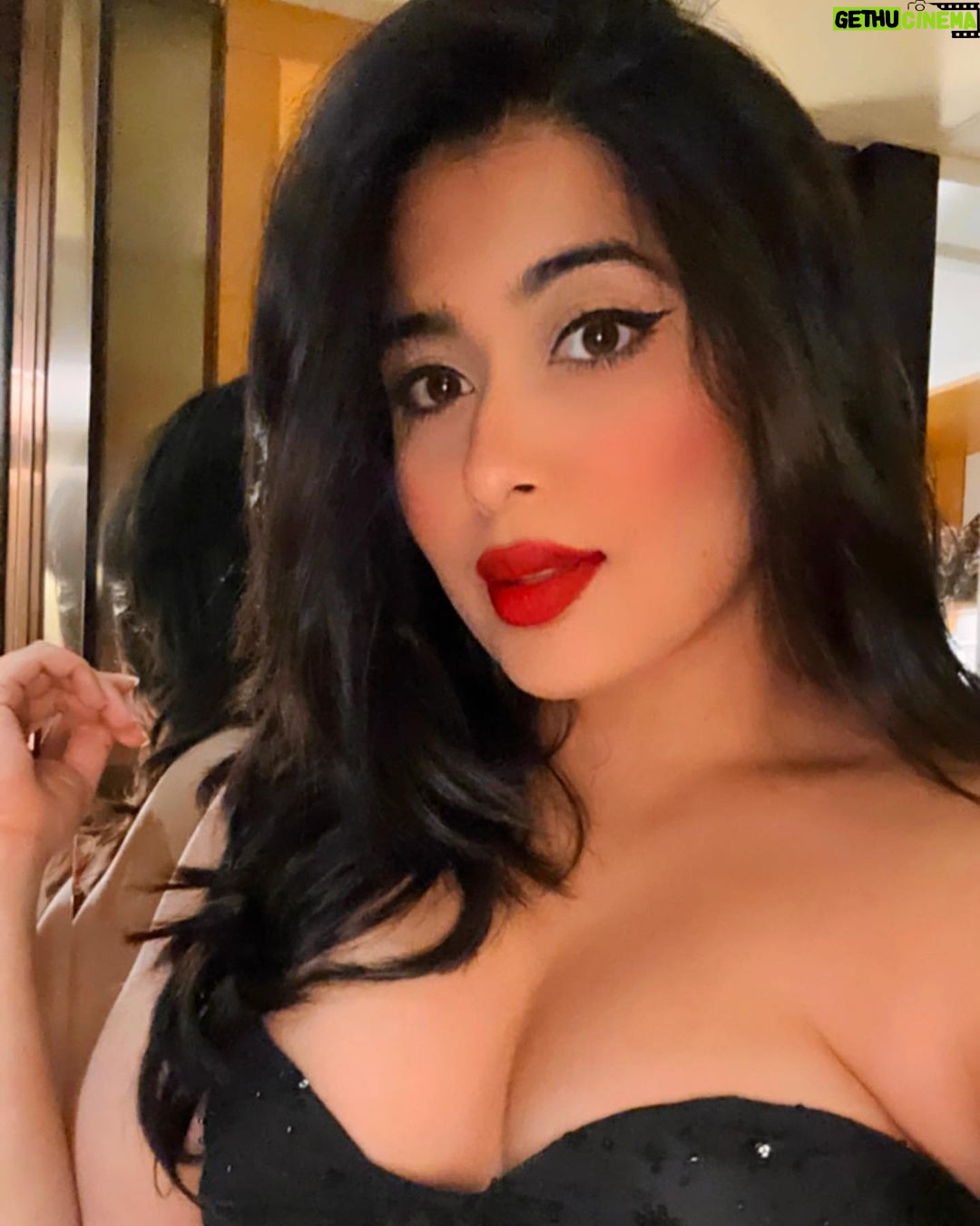Nikita Sharma Instagram - This is how the New Year had started 💋 And within the first week, I fell sick. 😞 Hoping the rest goes better.. 🤧
