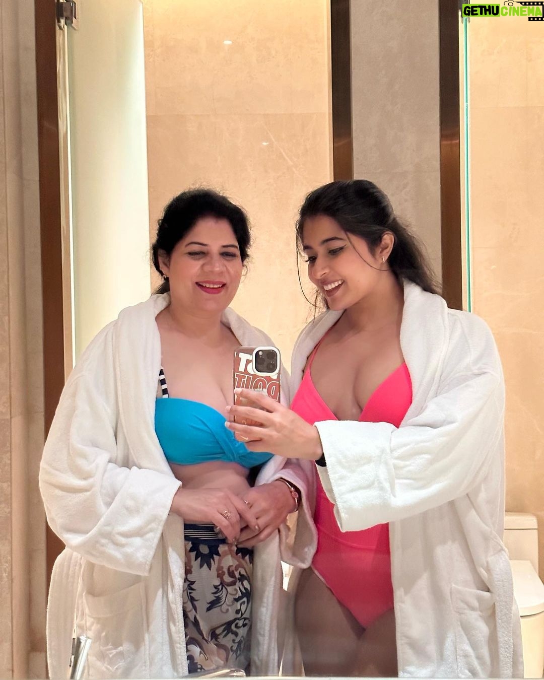 Nikita Sharma - 96.6K Likes - Some special moments to begin 2024 🩵