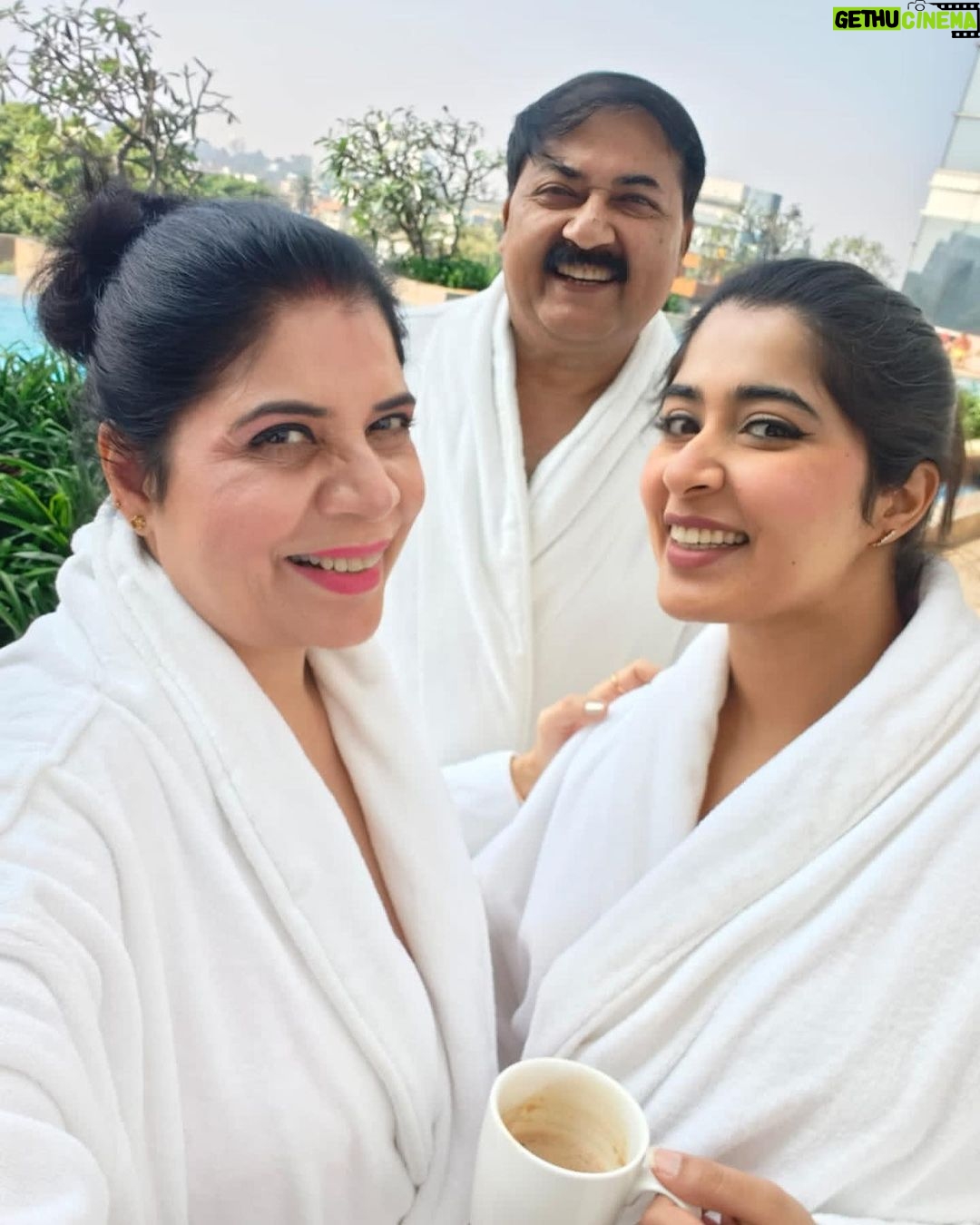 Nikita Sharma - 96.6K Likes - Some special moments to begin 2024 🩵