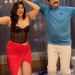 Nikita Sharma Instagram – Ready to enter the New Year vibing with my main man! ♥️♥️♥️

#feelitreelit #trending #explore #love #jamalkudu #feature #father