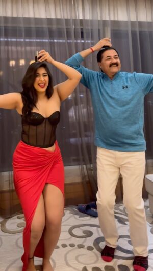 Nikita Sharma Instagram - Ready to enter the New Year vibing with my main man! ♥️♥️♥️

#feelitreelit #trending #explore #love #jamalkudu #feature #father