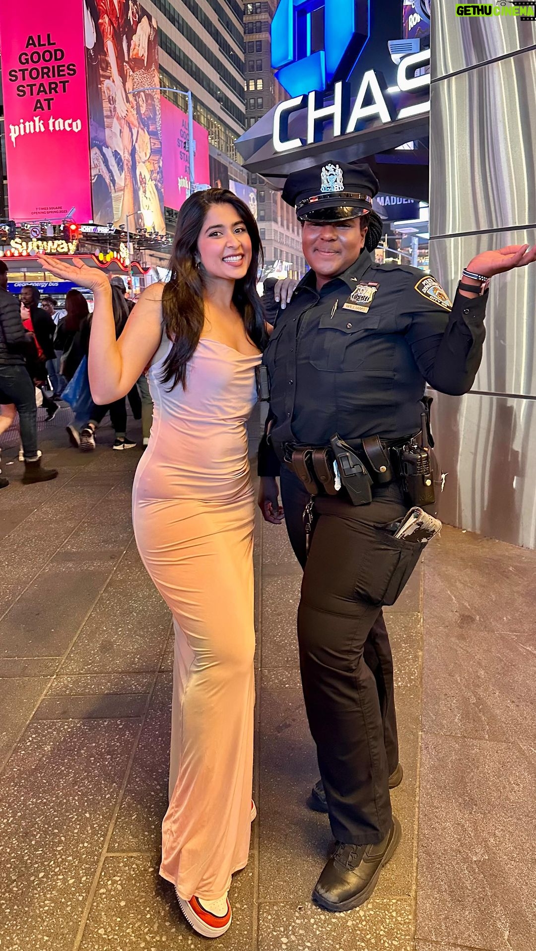 Nikita Sharma - 636.5K Likes - Don’t you agree? 💃🏻🪩♥️🇮🇳
Met the SWEETEST cop at NYC and she loveedddd grooving to the tunes of “Chammak Challo”! 🥳
#feelitreelit #explore #feature #trending #NYC #chammakchallo