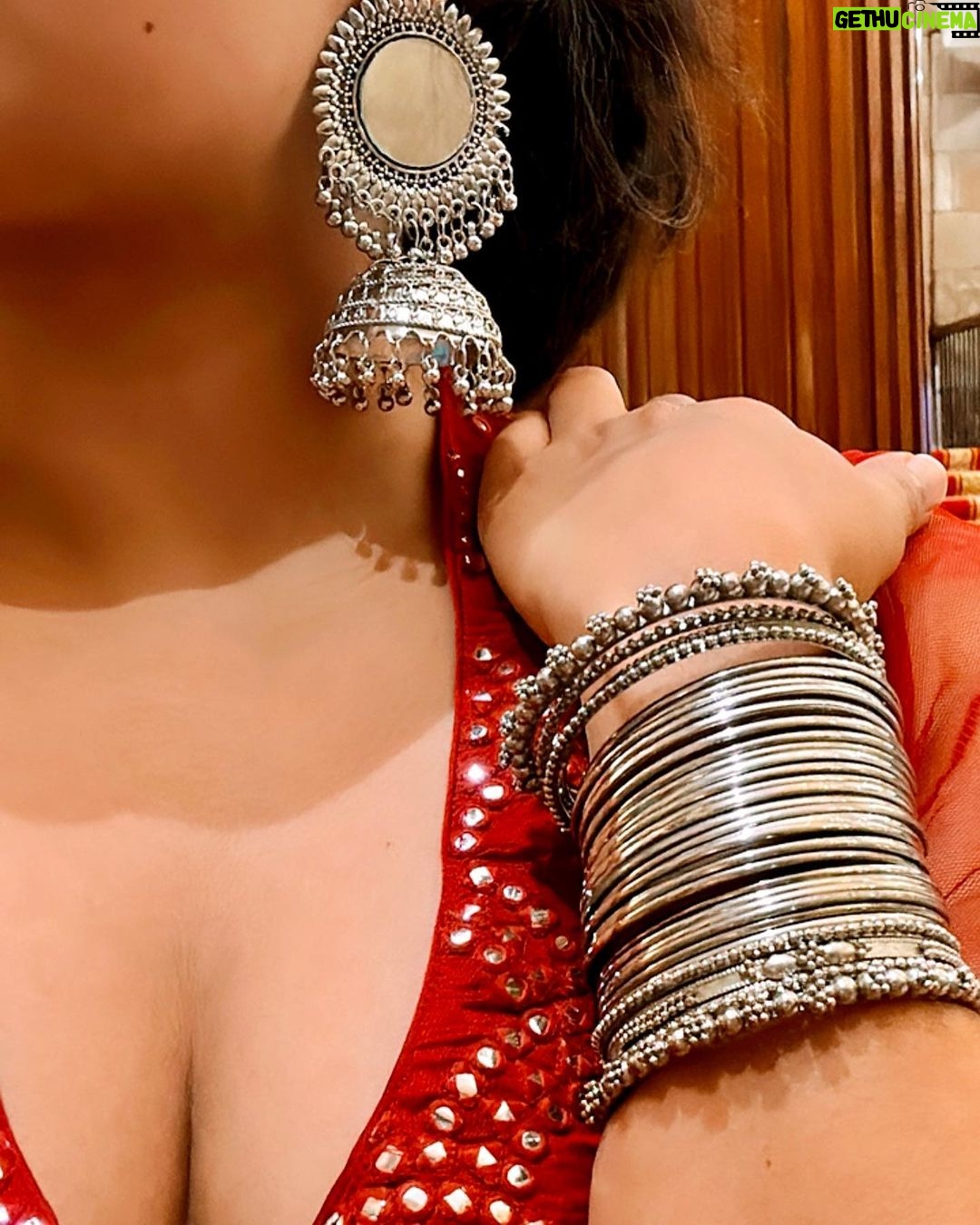 Nikita Sharma Instagram - Some days are for a suit, the biggest jhumkas and lots of bangles ♥️ Itc Windsor Manor