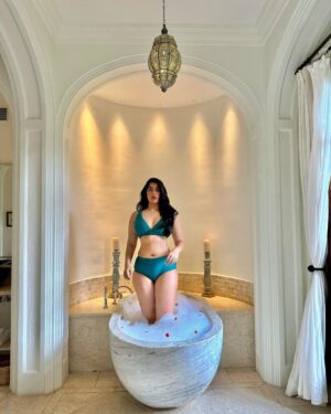 Nikita Sharma Instagram - “An accurate expectation vs reality. 
Life is all about finding those moments that keep you tethered to reality. 
The world can be filled with illusions and sometimes it’s hard to differentiate from what’s real and what’s not. 

At those moments, it helps if you find moments of reality which keep you connected to the most real version of yourself.” -Nikita Sharma