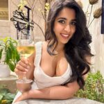 Nikita Sharma Instagram - POV: You’re having date night with me 🤍 Mumbai, Maharashtra